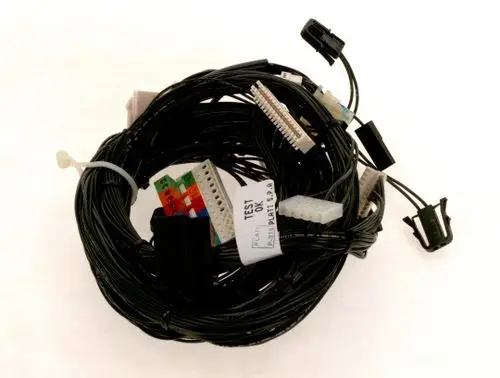 Kabelbaum mit mehreren Anschlüssen und Stecker, umgeben von schwarzen Kabeln. Produkt stammt von Bosch und scheint für ein elektrisches System konzipiert zu sein.